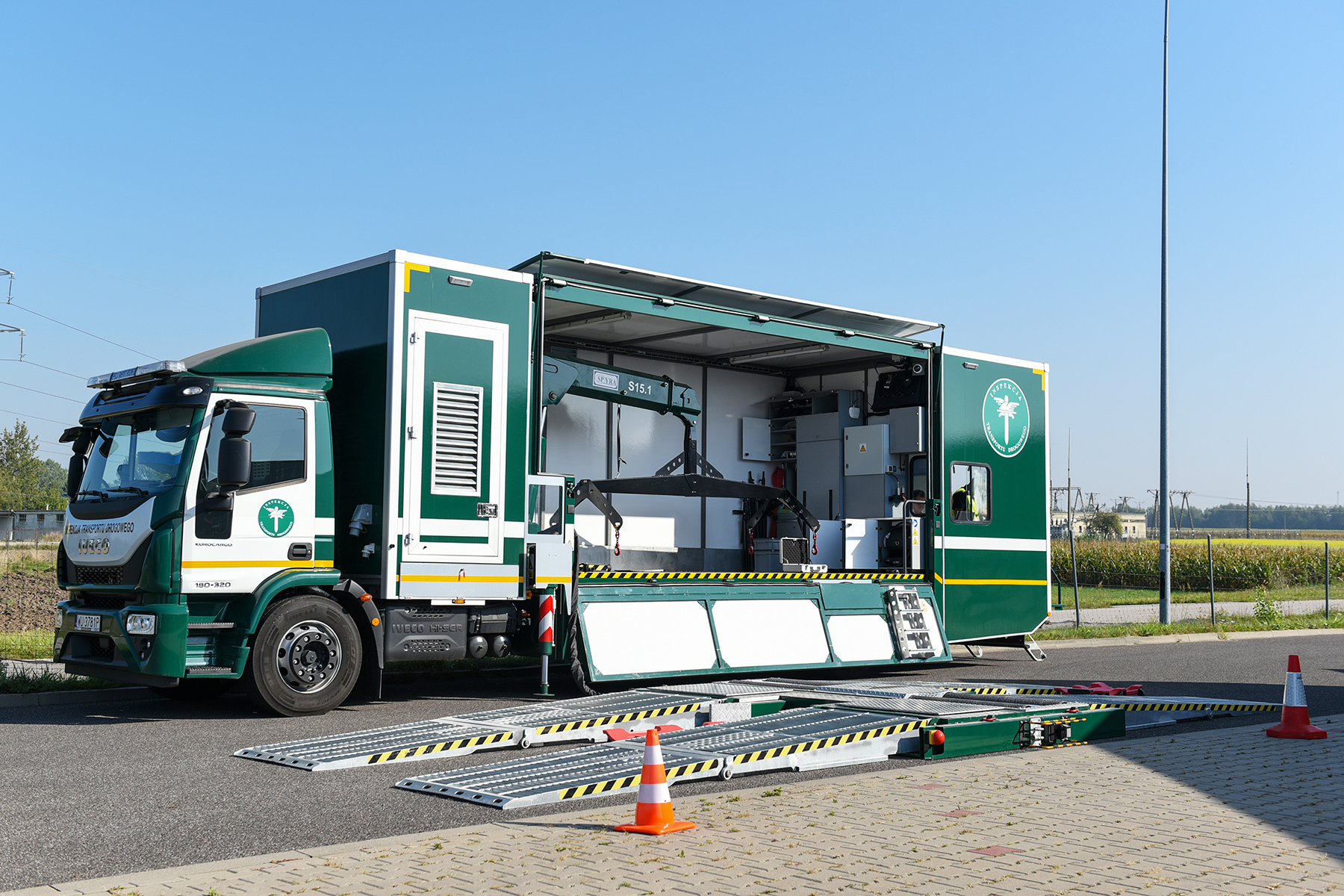 74 furgony, 16 Mobilnych Jednostek Diagnostycznych i 64 specjalistyczne zestawy do kontroli pojazdów i tachografów trafiły już do wszystkich Wojewódzkich Inspektoratów Transportu Drogowego
