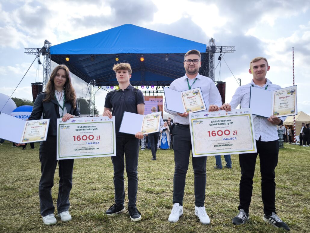 Sukces uczniów z ZSCKR w Zduńskiej Dąbrowie na Krajowych Dniach Pola w Bratoszewicach