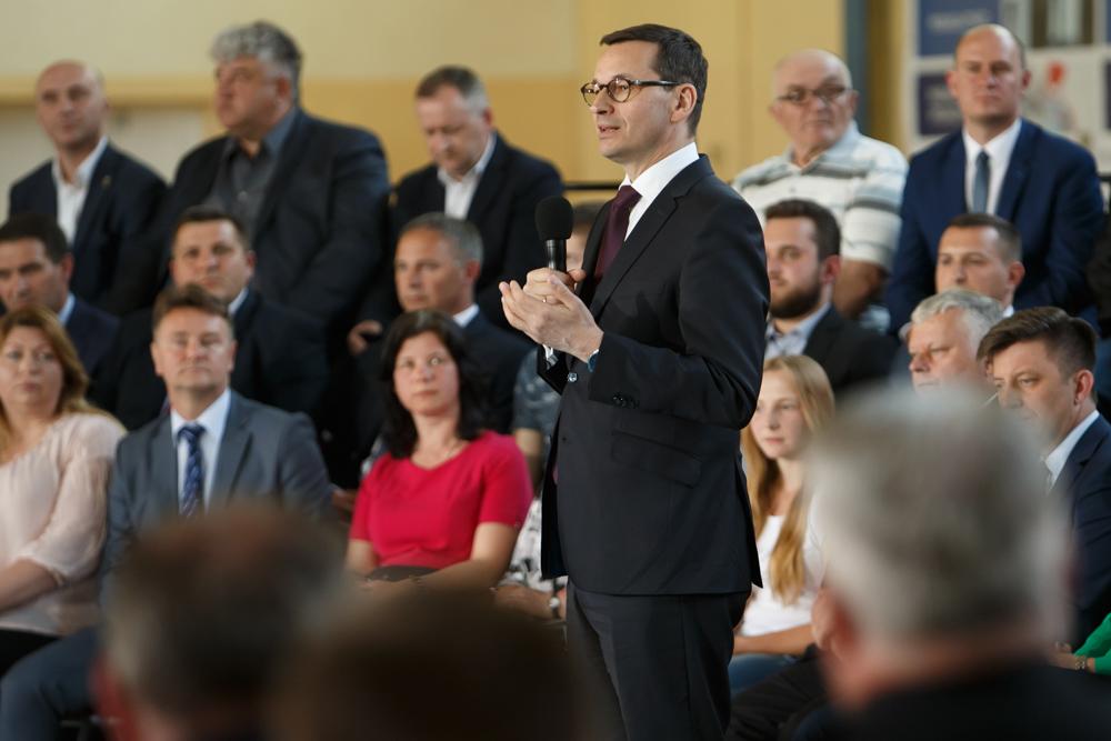 Premier Mateusz Morawiecki podczas przemówienia w Garwolinie.