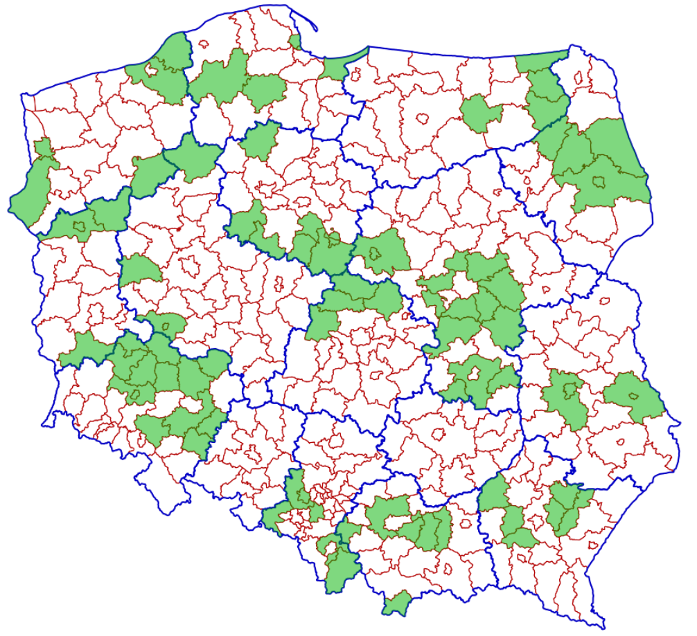 Ilustracja przedstawiająca mapę Polski zawierającą granice administracyjne województw i powiatów. Kolorem zielonym zostały zaznaczone powiaty, które uruchomiły odbieranie zawiadomień elektronicznych o zmianach w Księgach Wieczystych.