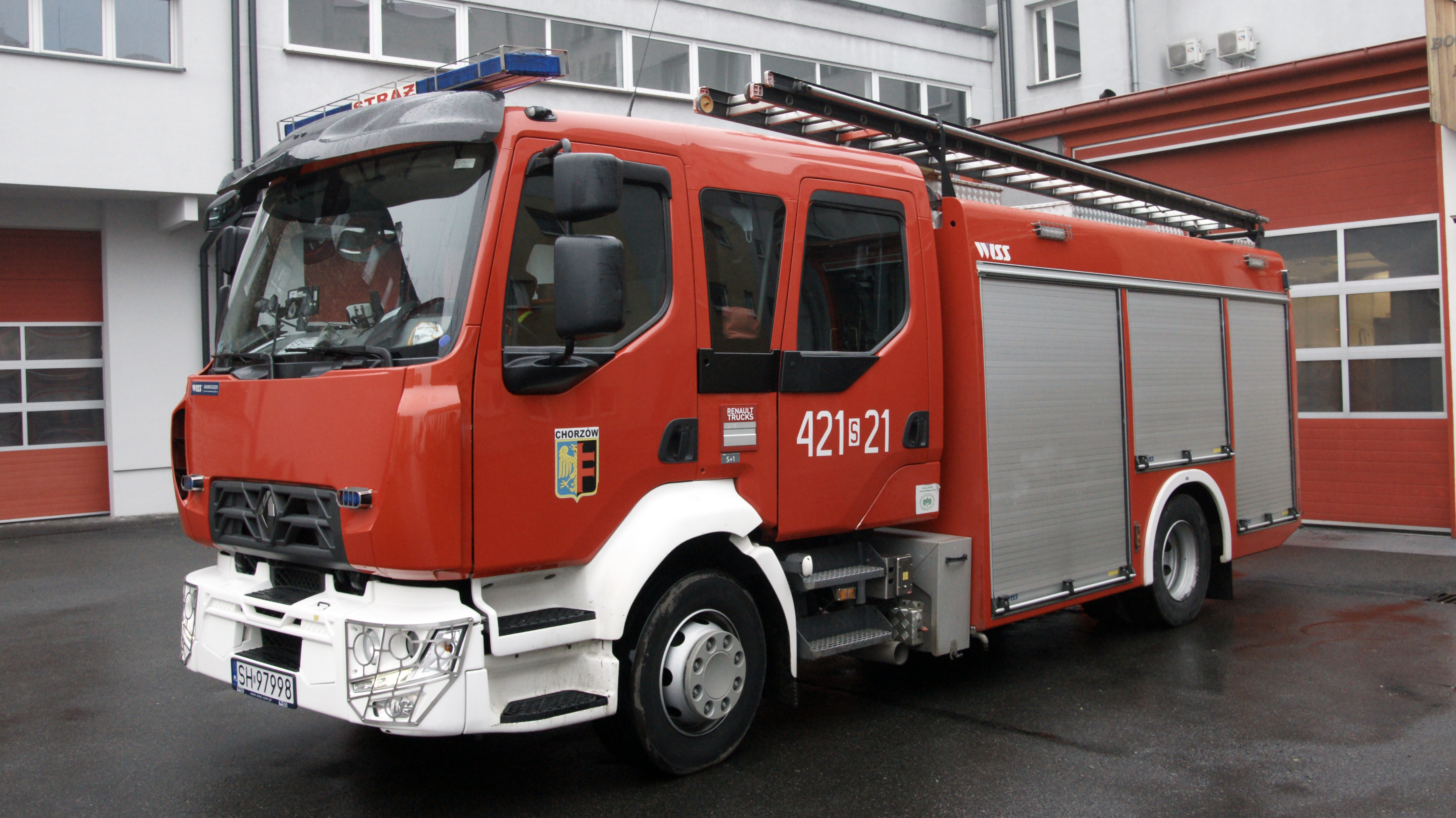 Na fotografii widoczny jest średni samochód ratowniczo-gaśniczy RENAULT GBA 2,7/16/2,5