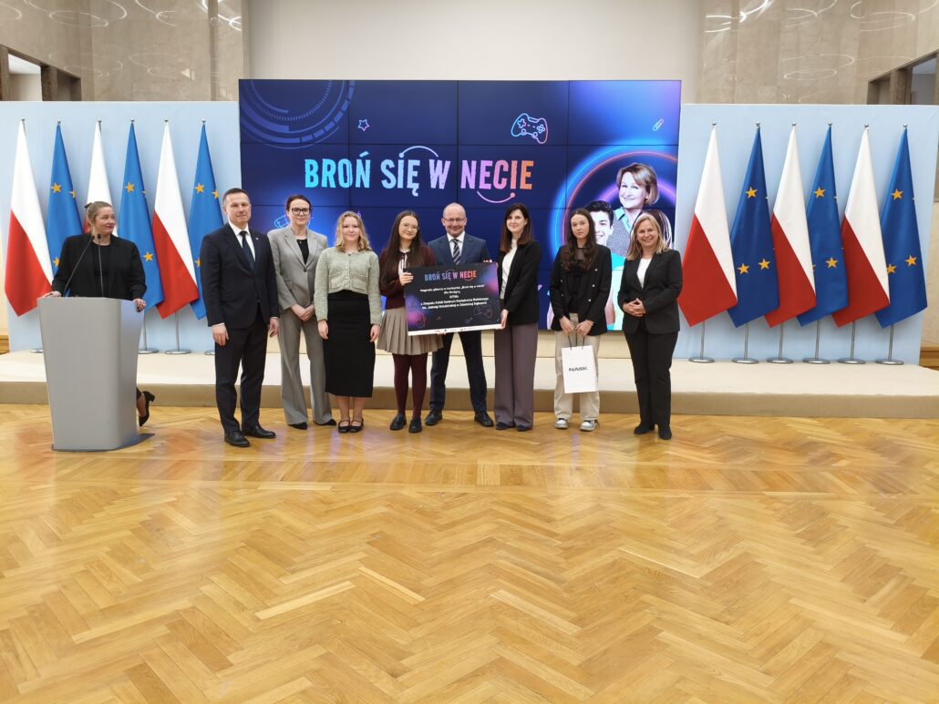 Uczniowie z ZSCKR w Zduńskiej Dąbrowie z nagrodą główną Ministra Cyfryzacji i NASK w konkursie „Broń się w necie”!