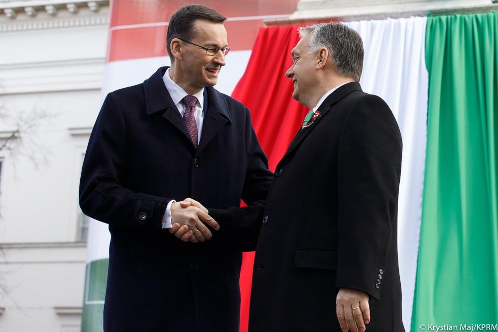 Wspólny uścisk dłoni premiera Mateusza Morawieckiego i premiera Węgier Viktora Orbána.