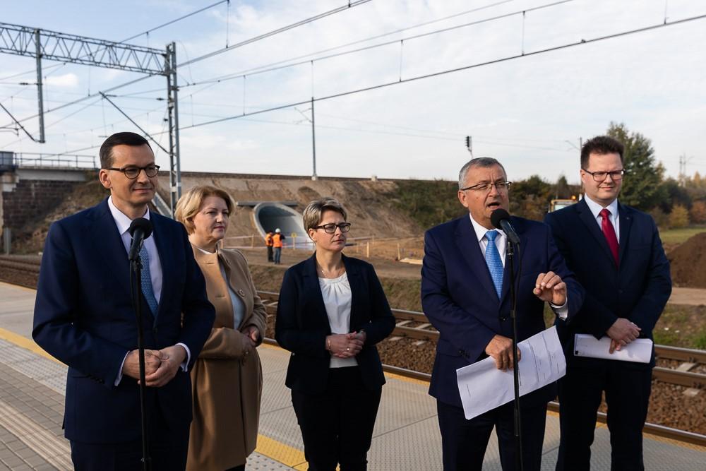 Minister Andrzej Adamczyk przemawia podczas konferencji prasowej.