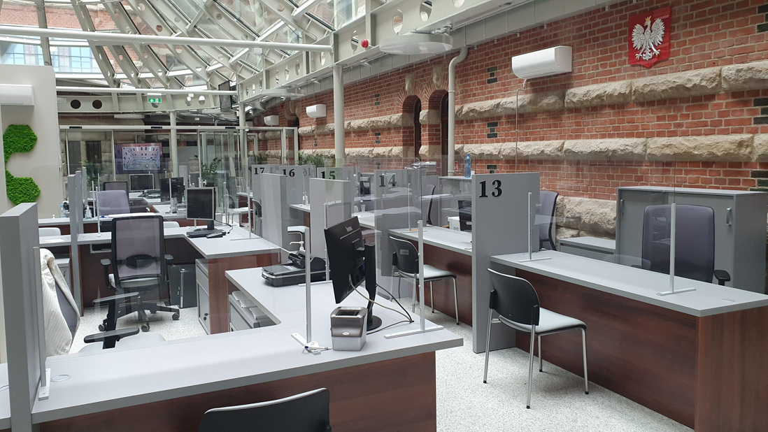 Na zdjęciu: stanowiska pracy w nowo otwartym Punkcie Obsługi Cudzoziemców; na stanowisko składa się biurko, na którym stoi komputer oraz inne sprzęty biurowe