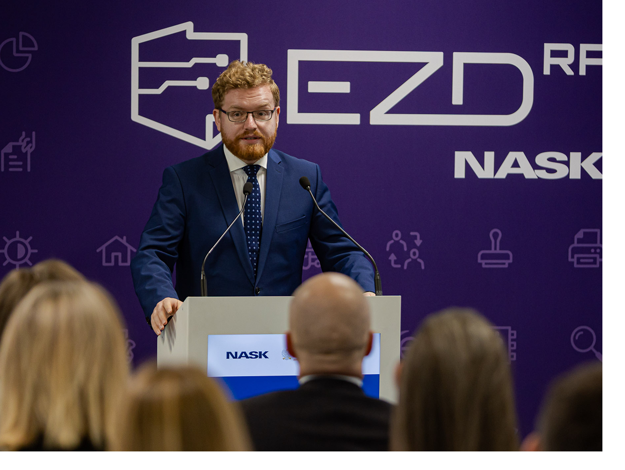 Wiceminister cyfryzacji Dariusz Standerski.”, w którym omawiana jest procedura wysyłki pism papierowych i elektronicznych.