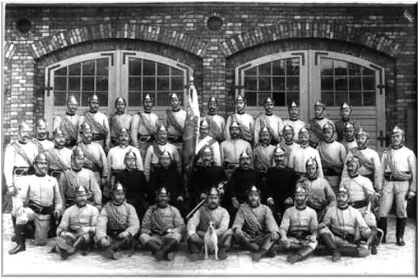 Korpus MZSP, w środku Naczelnik Feliks Nowotny. Fotografia z ok. 1910 r. 