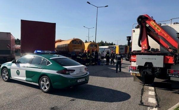 Nieszczelną cysternę z gorącym asfaltem zatrzymał patrol świętokrzyskiej ITD.