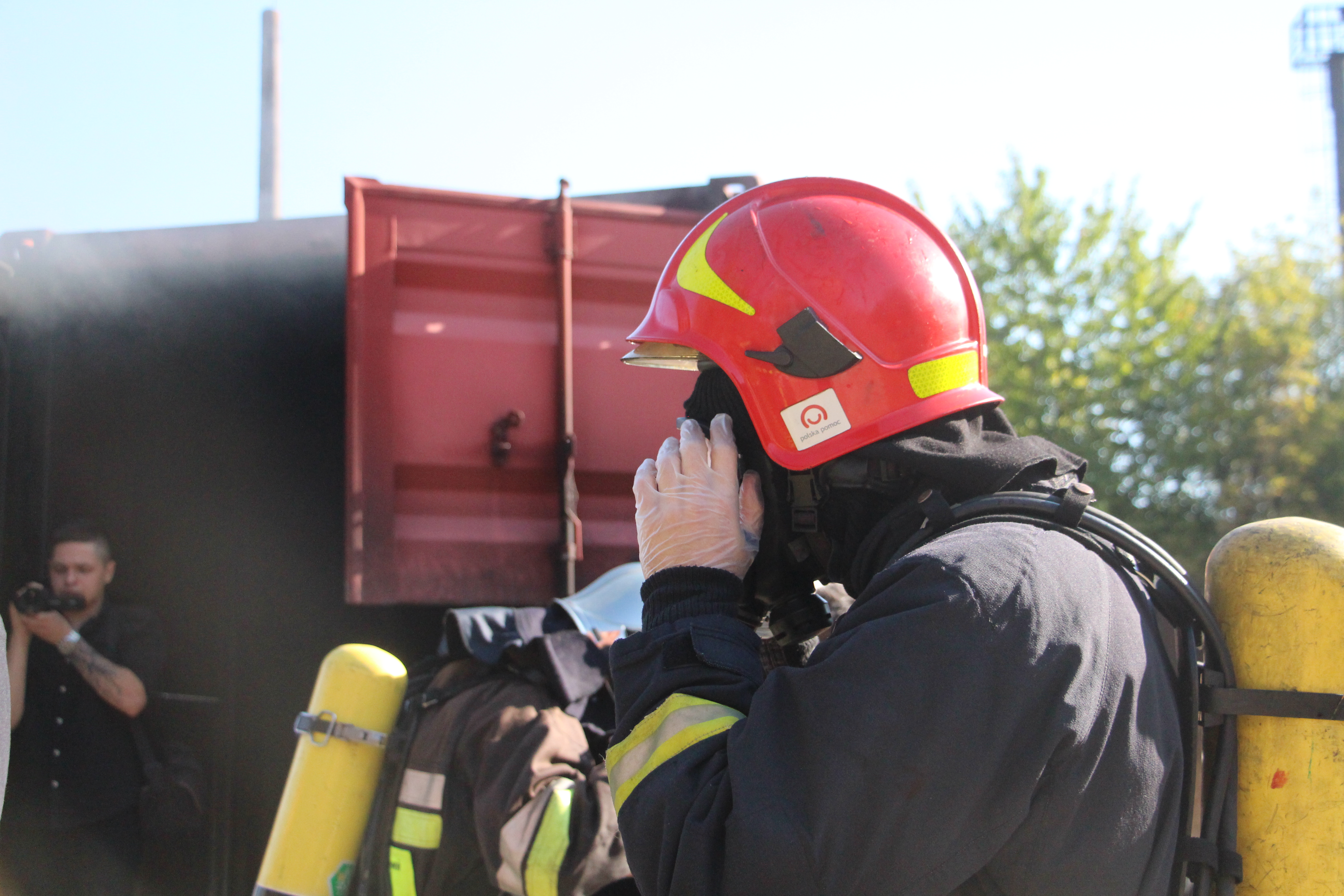 strażak w hałmie z kolo Polska pomoc w trakcie ćwiczeń