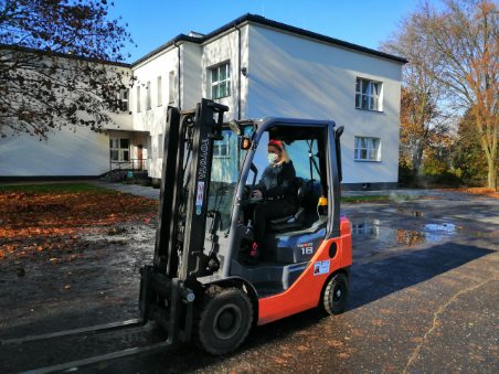 UCZNIOWIE ZSCKR W ZDUŃSKIEJ DĄBROWIE ZDOBYLI KWALIFIKACJE OPERATORÓW WÓZKÓW JEZDNIOWYCH