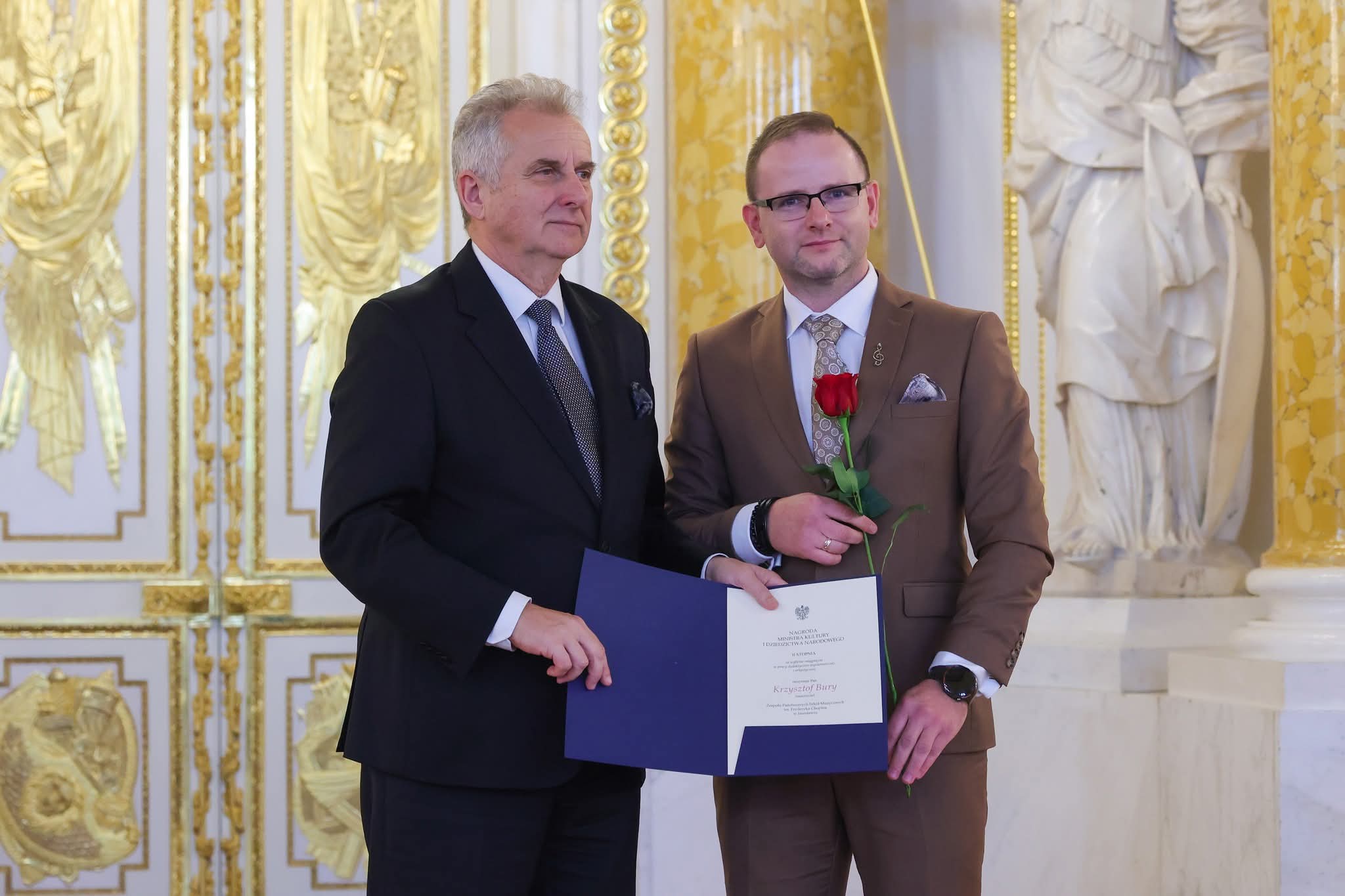 Z dumą informujemy, że wśród nagrodzonych znalazł się pan Krzysztof Bury, nauczyciel akordeonu w Zespole Państwowych Szkół Muzycznych im. Fryderyka Chopina w Jarosławiu, który otrzymał nagrodę Ministra Kultury i Dziedzictwa Narodowego.