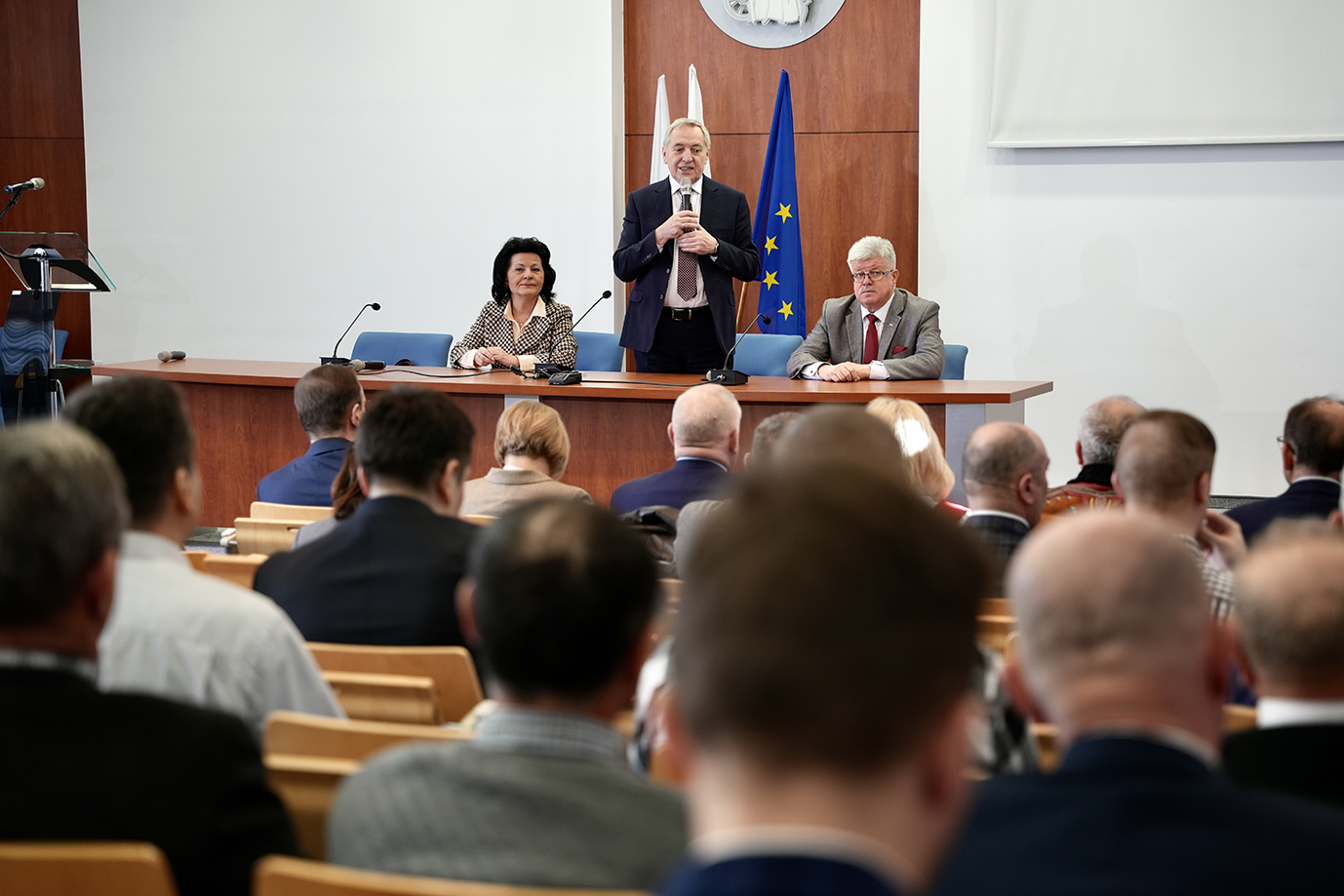 Wicepremier Henryk Kowalczyk odpowiada na pytania zebranych w Nowym Targu (fot. MRiRW)