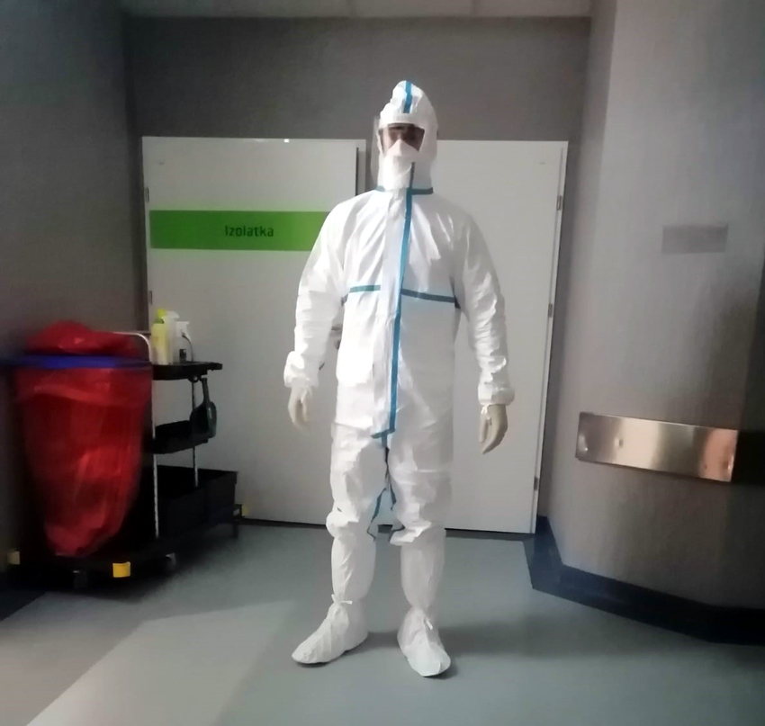 Na zdjęciu ratownik Państwowej Straży Pożarnej w szczelnym stroju ochronnym osłaniającym całe ciało.