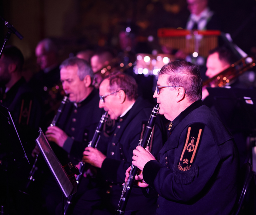 Muzycy orkiestry, zbliżenie - ujęcie z boku