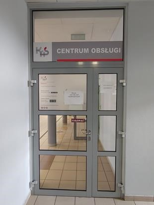 Wejście na salę obsługi, za drzwiami korytarz