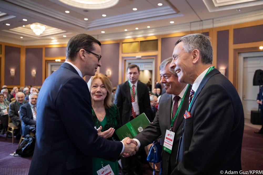 Premier Mateusz Morawiecki rozmawia z organizatorami kongresu.