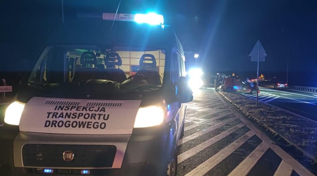 Radiowóz ITD z włączoną sygnalizacją świetlną na miejscu wypadku drogowego w Siewierzu.