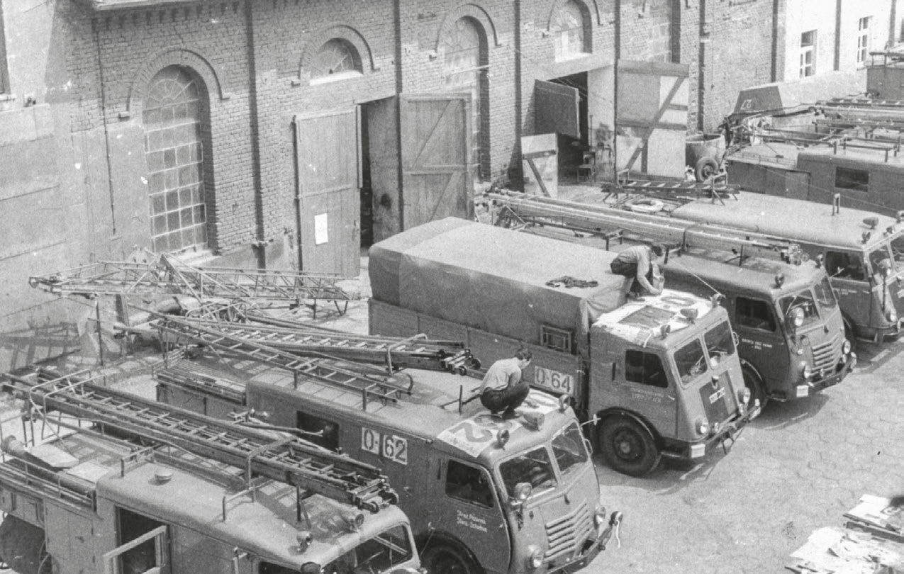 Zdjęcie przedstawia prace przy sprzęcie w strażnicy przy ul. Ozimskiej.