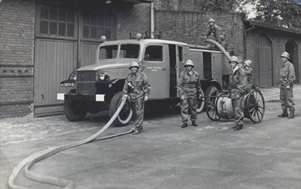 Ćwiczenia strażackie, 1960 r. Na ilustracji samochód produkcji amerykańskiej.