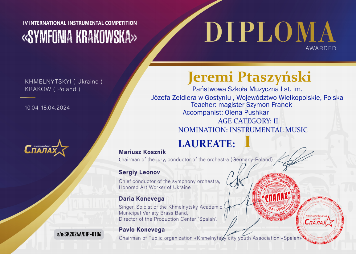 Na fioletowym tle po lewej stronie widnieje nazwa konkursu. Po prawej stronie umieszczono nazwisko laureata, a poniżej wymieniono członków jury. 