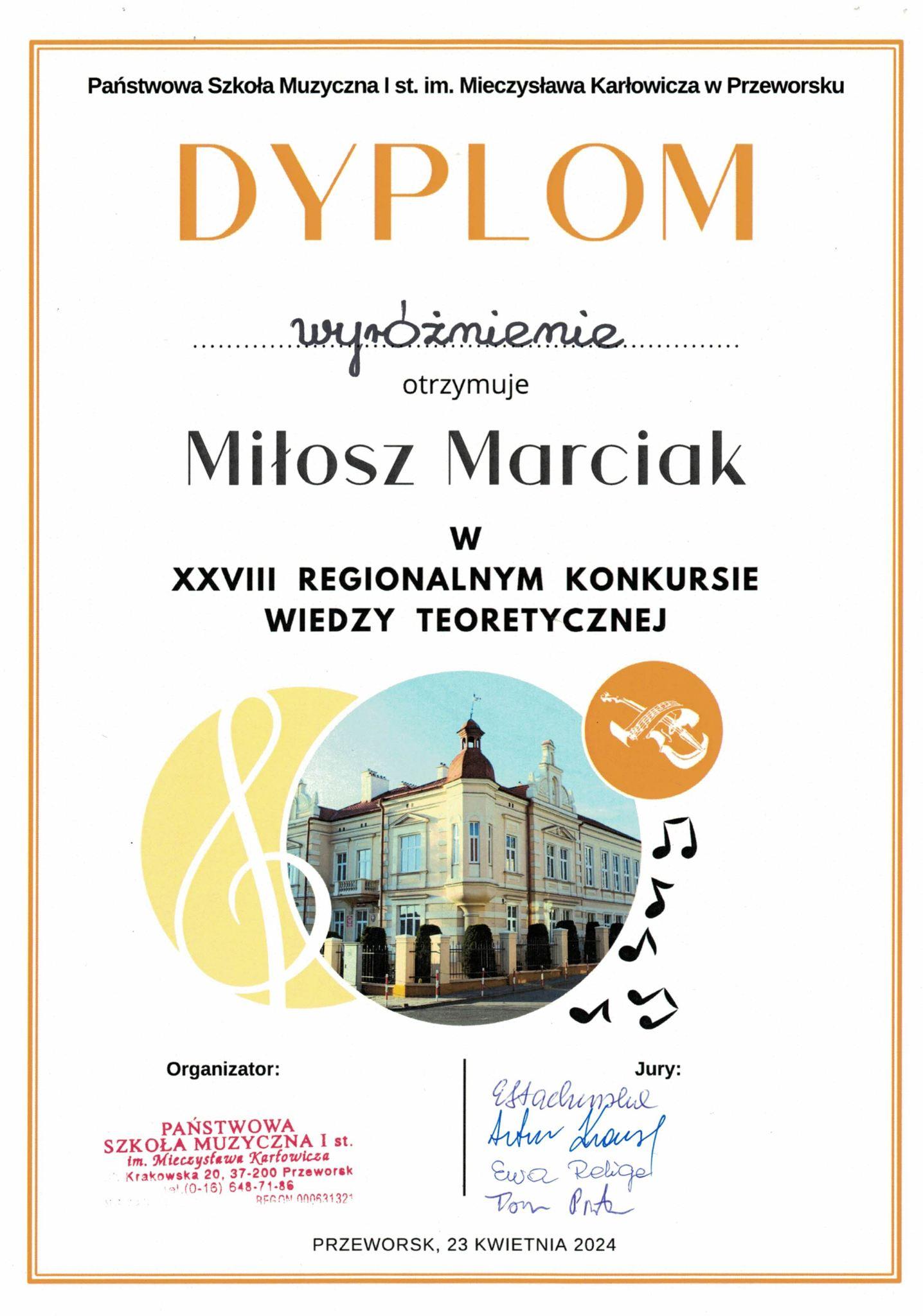 Dyplom na białym tle, na górze PSM I st. im. M. Karłowicza w Przeworsku poniżej napis DYPLOM wyróżnienie otrzymuje Miłosz Marciak w XXVIII Regionalnym Konkursie Wiedzy Teoretycznej, poniżej zdjęcie szkoły, a na dole jej pieczęć oraz podpisy członków jury. Na dole napis: Przeworsk, 23 kwietnia 2024 r.