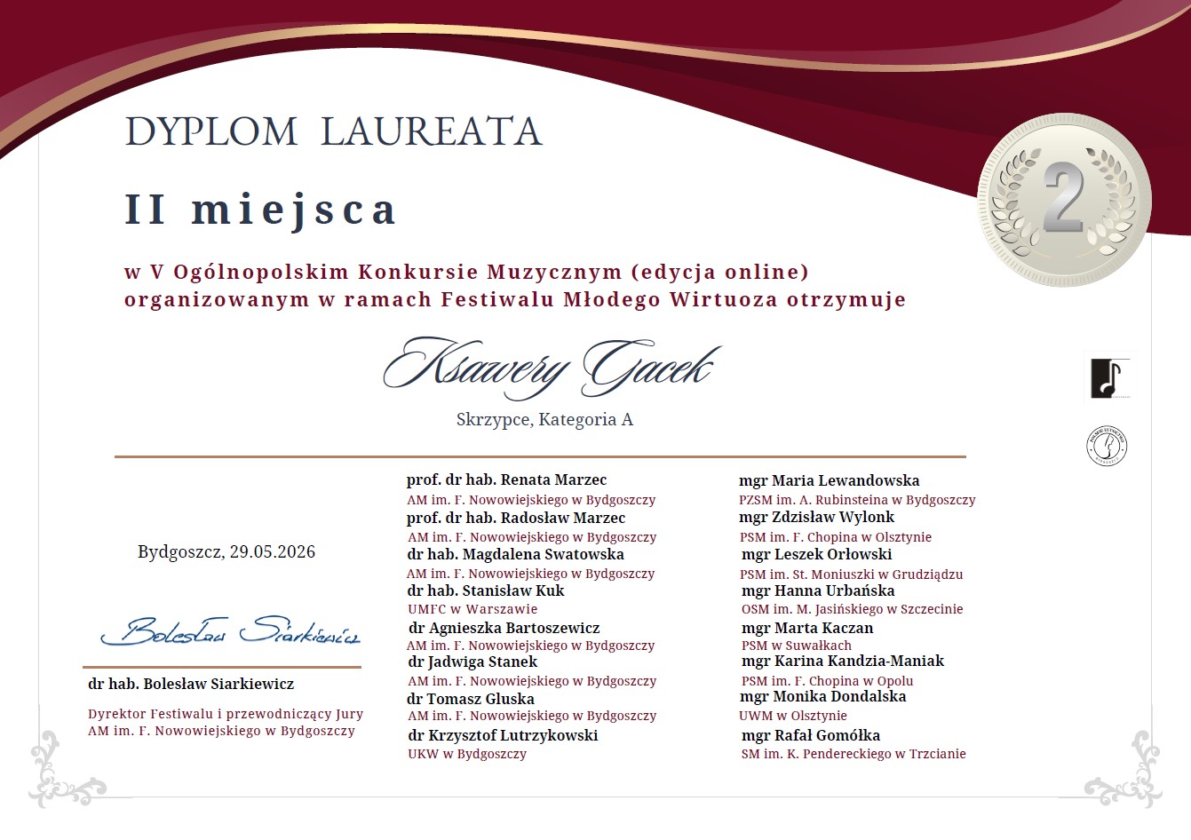 Przez górę dyplomu przechodzi bordowa fala z odcieniami złotego, w górnym prawym rogu srebrny medal z cyfrą 2 otoczona liśćmi laurowymi. Od góry tekst: Dyplom laureata II miejsca w V Ogólnopolskim Konkursie Muzycznym (edycja online) organizowanym w ramach Festiwalu Młodego Wirtuoza otrzymuje Ksawery Gacek skrzypce kategoria A. Poniżej kreska oddzielająca wykaz jury.