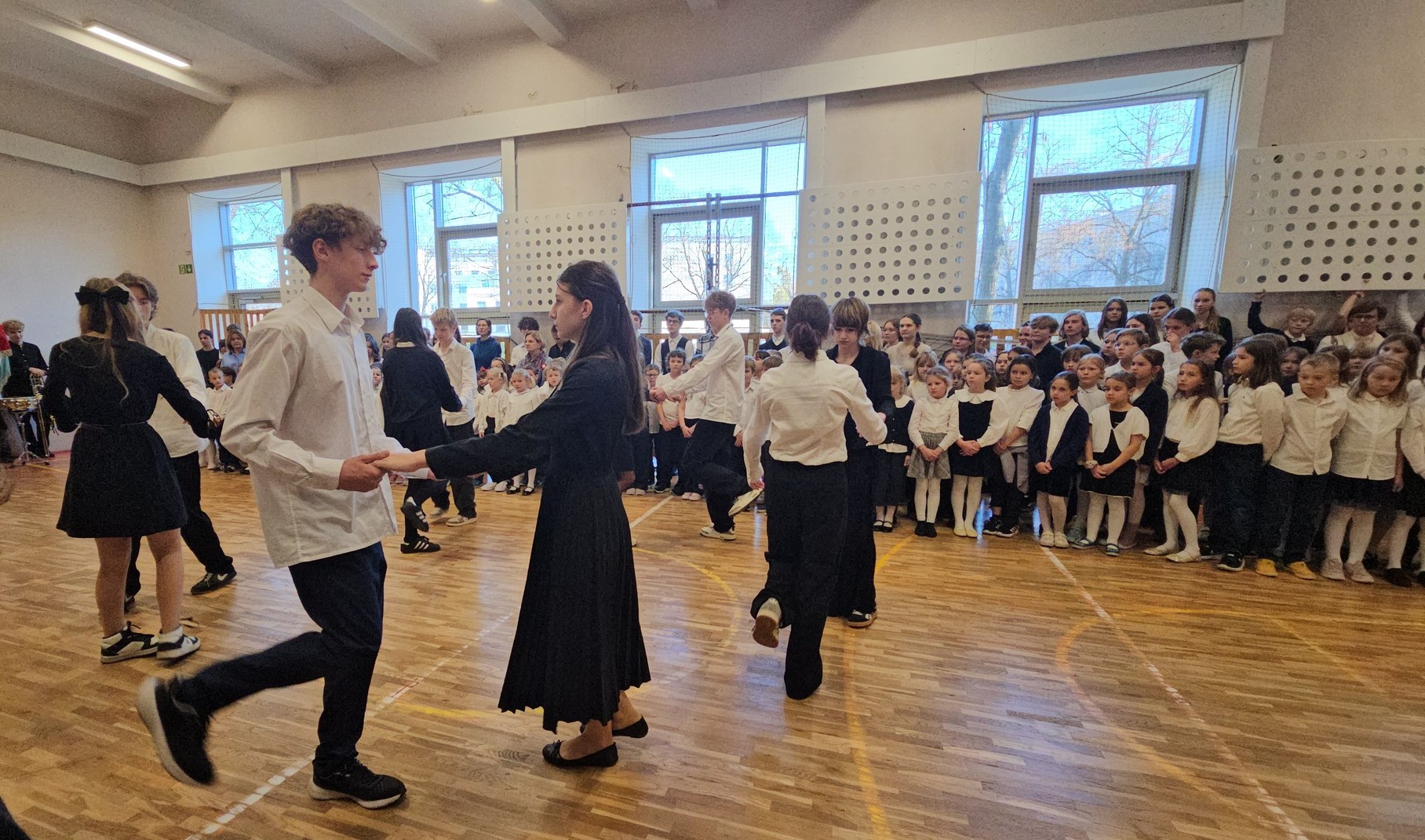 Uroczystość na sali gimnastycznej z okazji 107 rocznicy odzyskania Niepodległości Polski