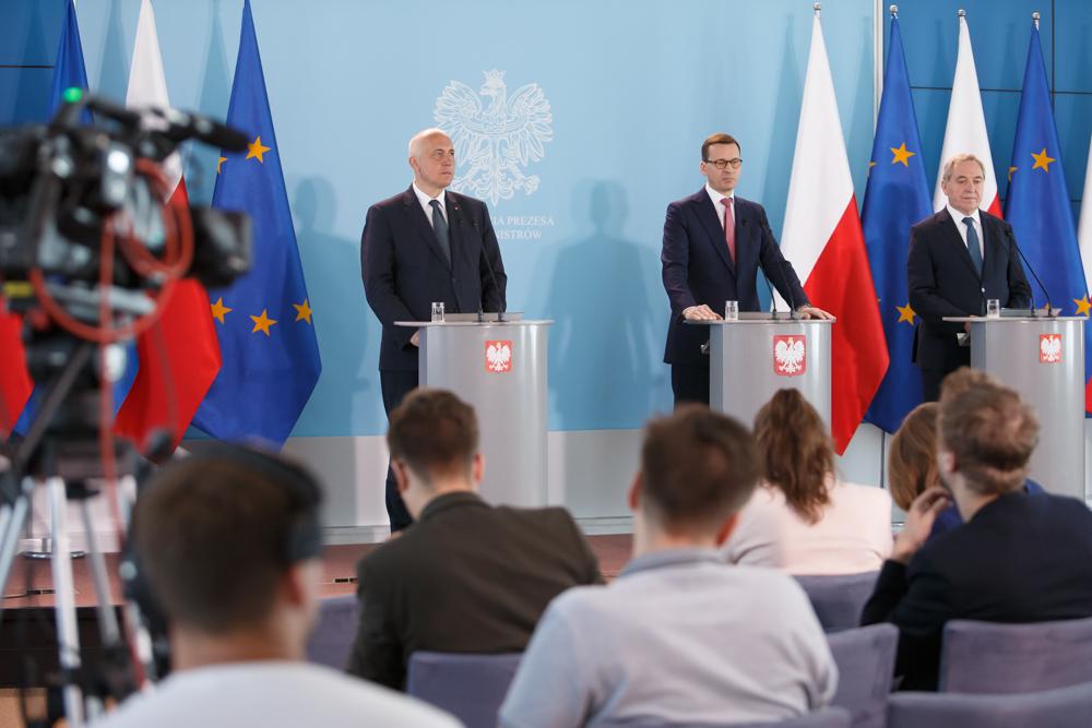 Minister Joachim Brudziński, premier Mateusz Morawiecki, minister Henryk Kowalczyk.