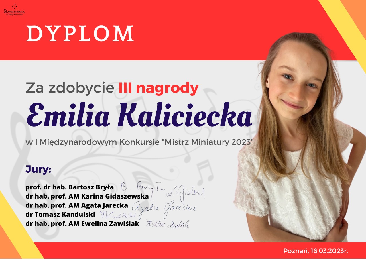 Dyplom za zdobycie trzeciej nagrody dla uczennicy Emilii Kalicieckiej. Dyplom na jasnym tle z nutkami. U góry i na dole dyplomu czerwona obramówka. W rogach z lewej u dołu i prawej u góry zółto-pomarańczowe wstawki. Po prawej stronie zdjęcie laureata