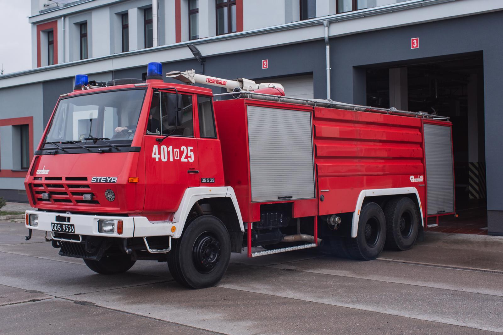 Zdjęcie przedstawia ciężki samochód ratowniczo gaśniczy, zbiornik 8000 l wody, zbiornik 4000 l środka pianotwórczego.