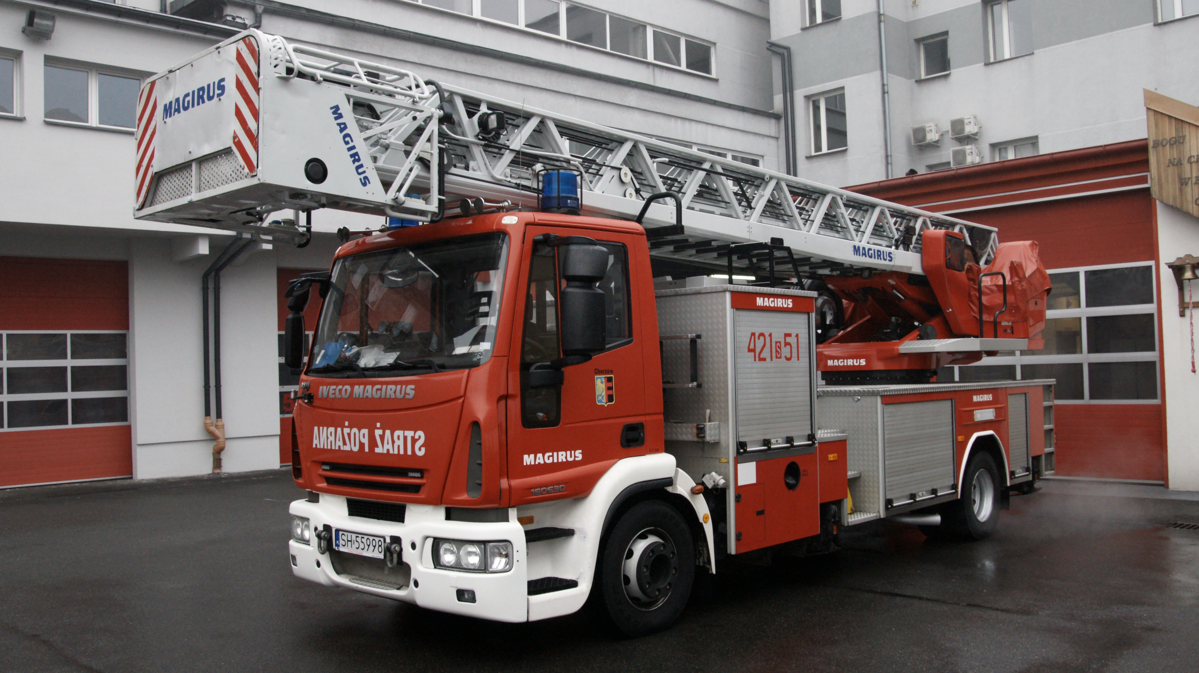 Na fotografii widoczna jest drabina mechaniczna SD 37 IVECO