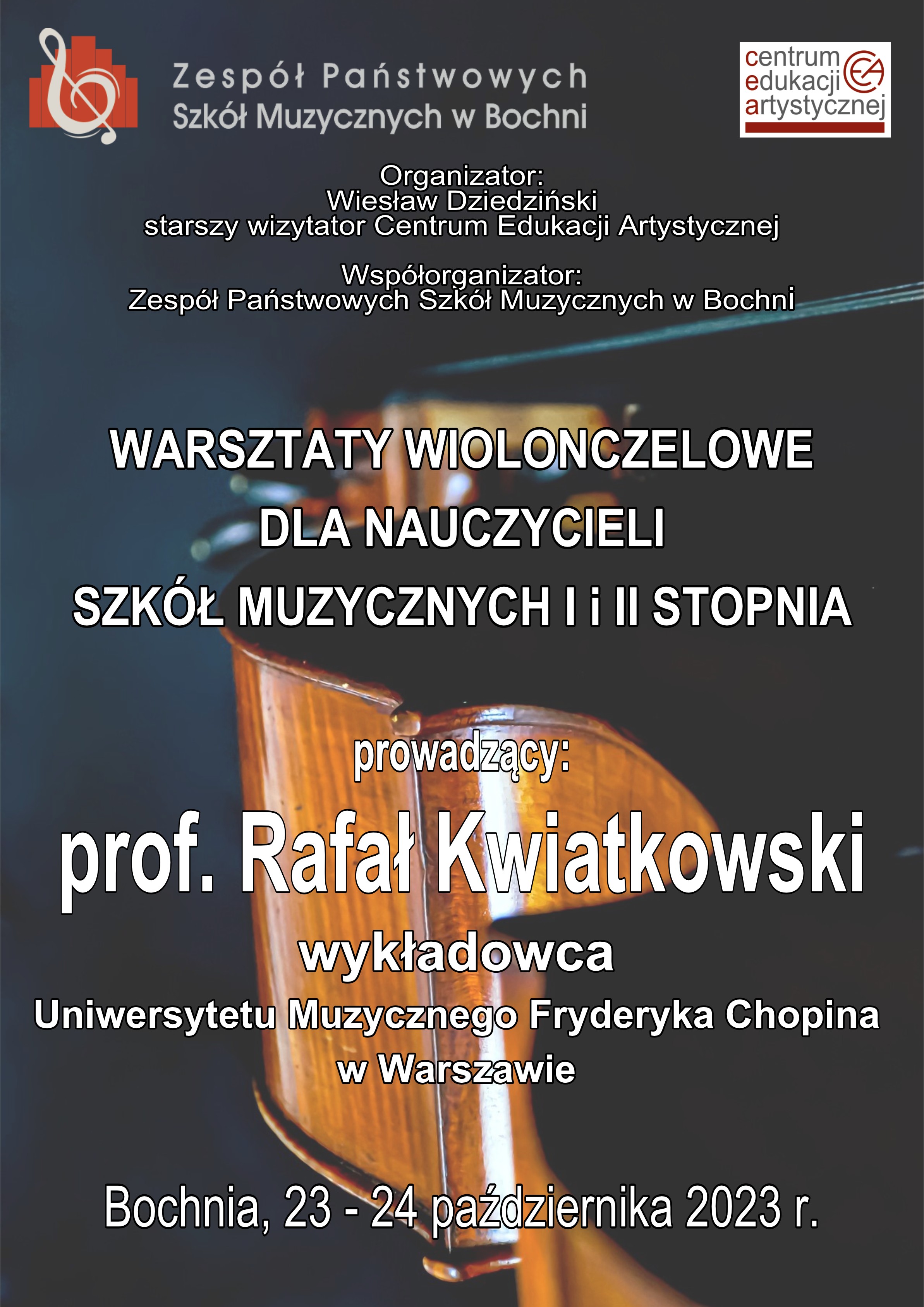 Grafika na ciemnym szaro-granatowym tle, w części górnej zawiera logotypy ZPSM w Bochni i CEA. W części centralnej w trzech liniach drukowanymi białymi literami napis: „Warsztaty wiolonczelowe dla nauczycieli szkół muzycznych I i II stopnia”. Poniżej napis: „prowadzący: prof. Rafał Kwiatkowski wykładowca UMFC w Warszawie”. W części dolnej napis: Bochnia, 23 – 24 października 2023 r.