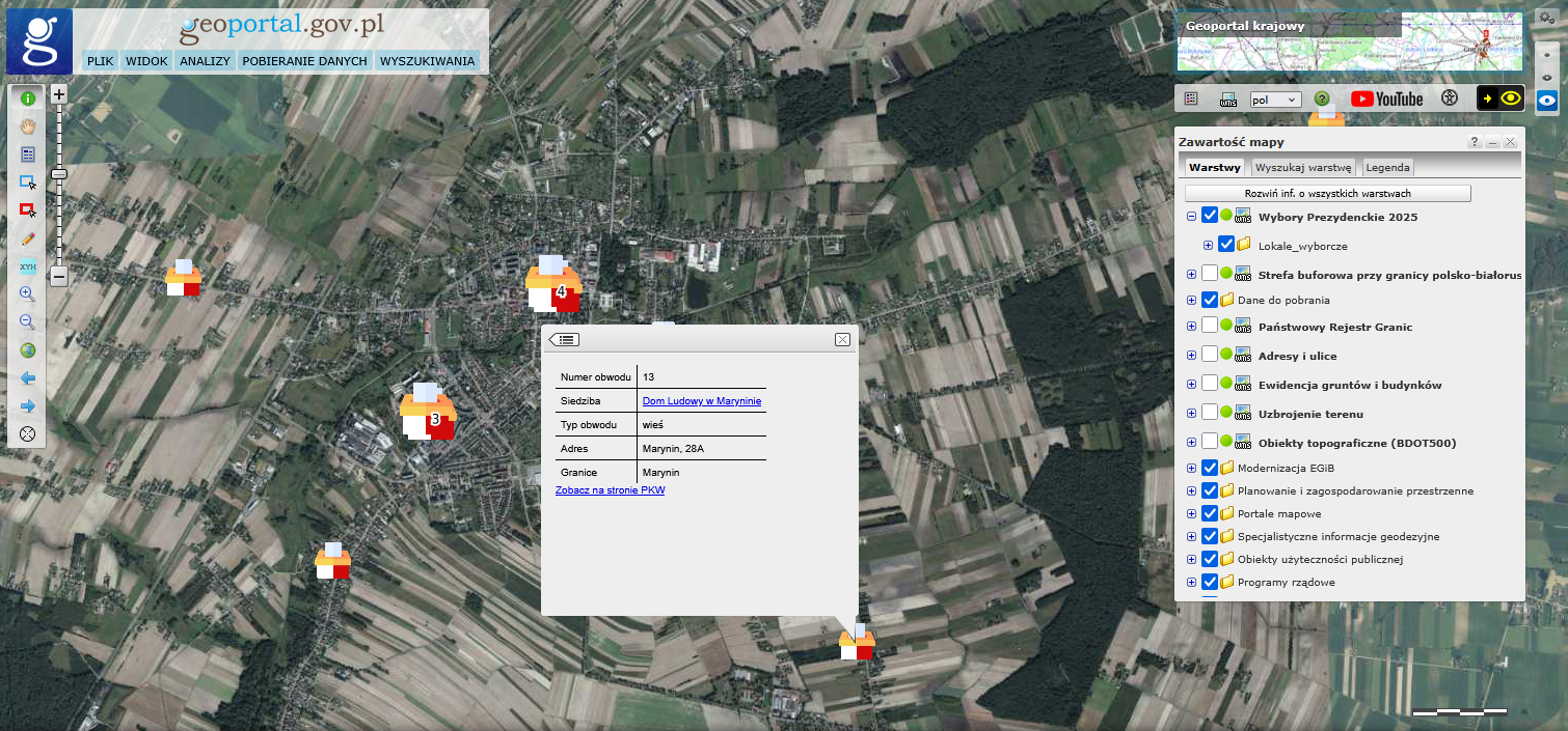 Ilustracja przedstawia Geoportal krajowy z aktywną usługą 'Wybory Prezydenckie 2025' i wartościami atrybutowymi.