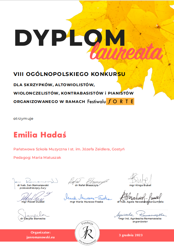 W prawym górnym rogu znajdują się jesienne liście. Do góry widnieje nazwa konkursu, a pod spodem nazwisko laureatki. Na dole są podpisy jurorów. Poniżej jest jeszcze logo fundacji organizującej konkurs. 