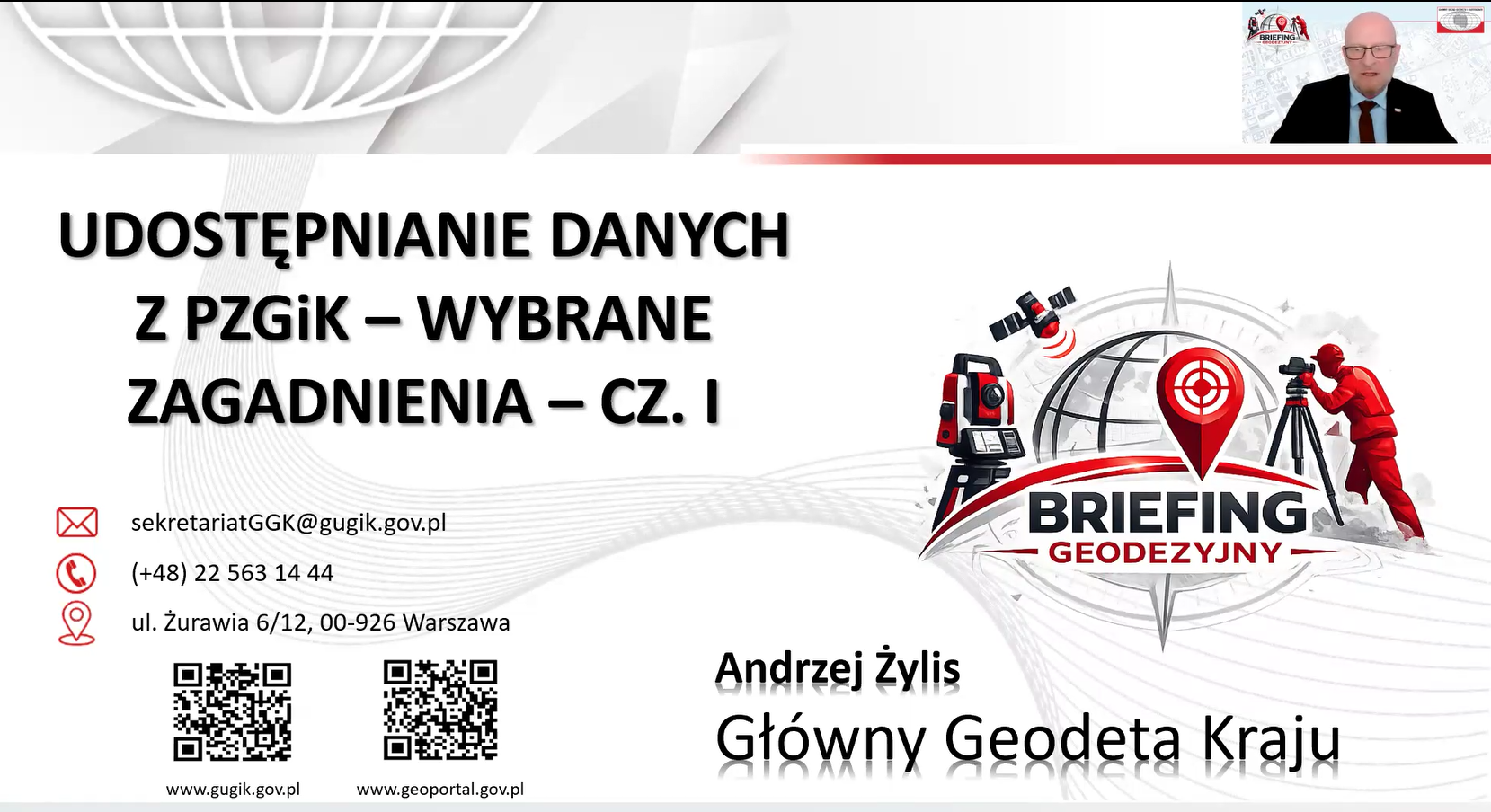 Główny Geodeta Kraju Andrzej Żylis prezentuje podczas briefingu.