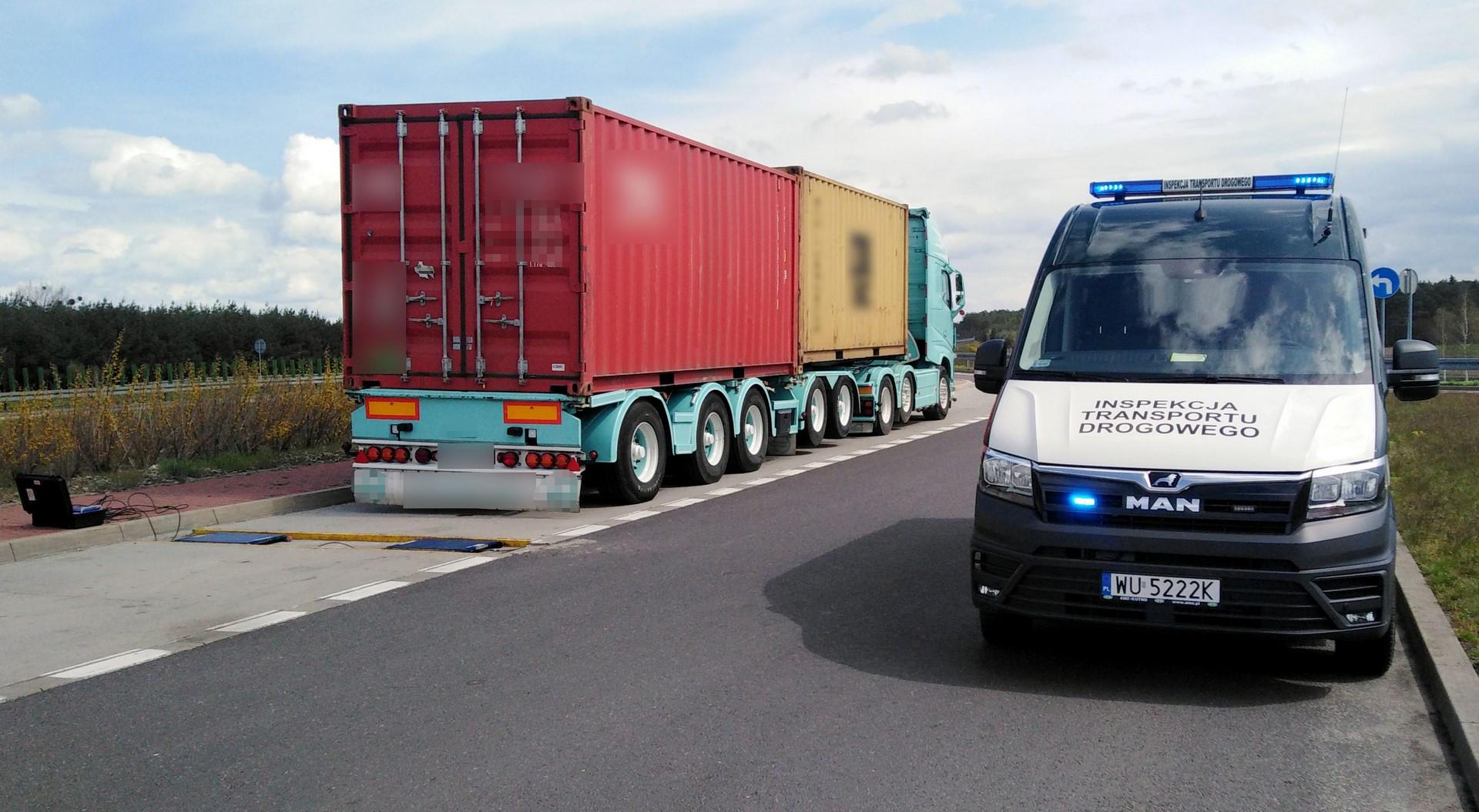 Radiowóz ITD i zatrzymana ciężarówka