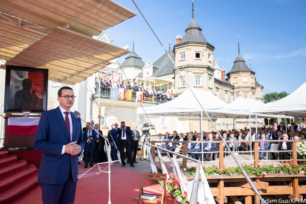 Premier Mateusz Morawiecki podczas przemówienia.