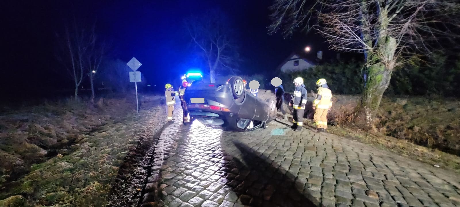 Auto uderzyło w drzewo i dachowało – gm. Płoskinia