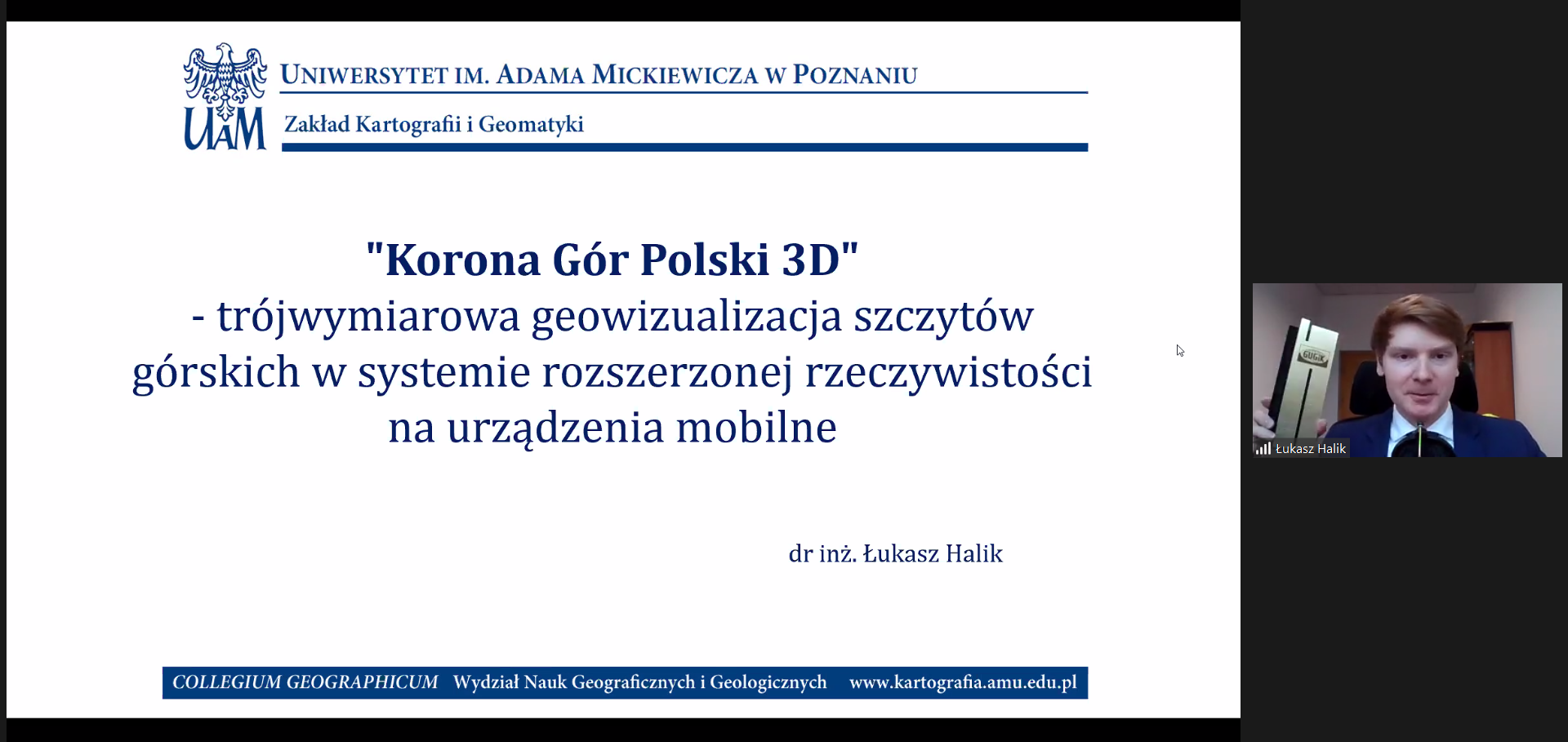 Zrzut ekranu z oprogramowania ZOOM. Po lewej slajd z prezentacji aplikacji "Korona Gór Polski 3D". Po prawej dr inż. Łukasz Halik ze statuetką wygraną w konkursie.