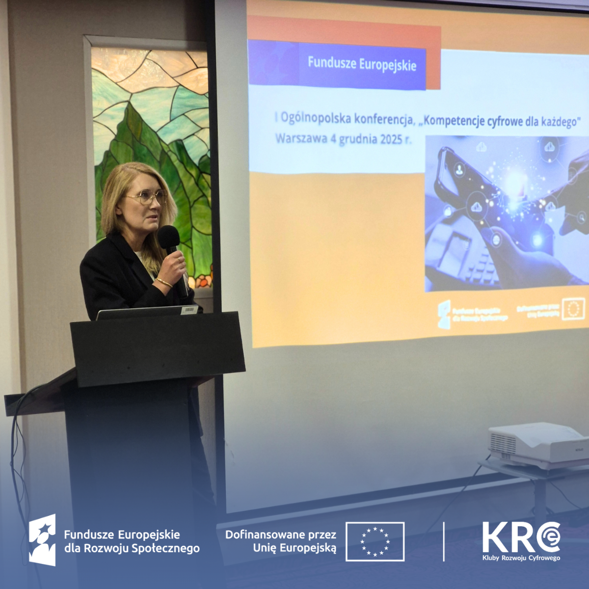 Zastępczyni Dyrektora CPPC Agnieszka Krauzowicz podczas przemowy na konferencji