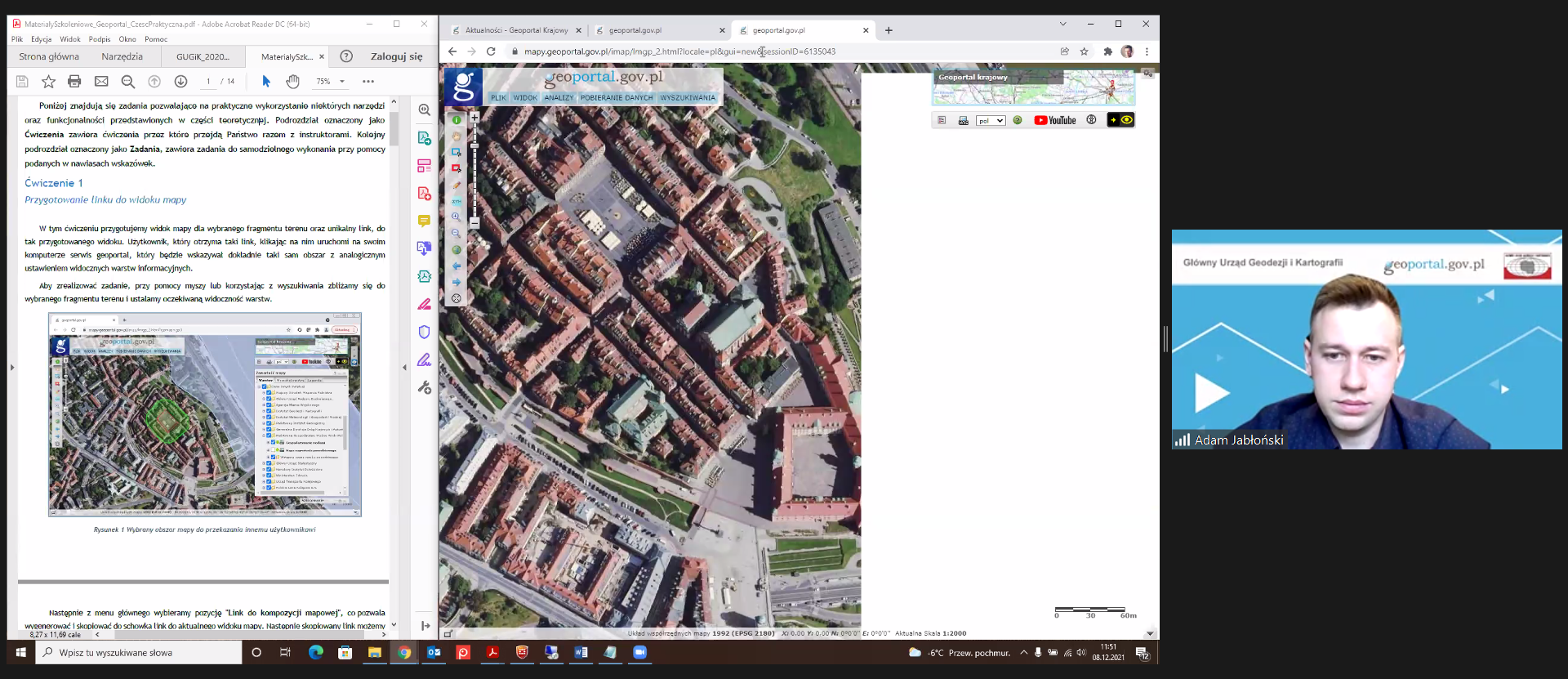 Ilustracja przedstawia zrzut ekranu ze szkolenia, na którym widać zrzut ekranu z serwisu www.geoportal.gov.pl i prowadzącego szkolenie Adama Jabłońskiego