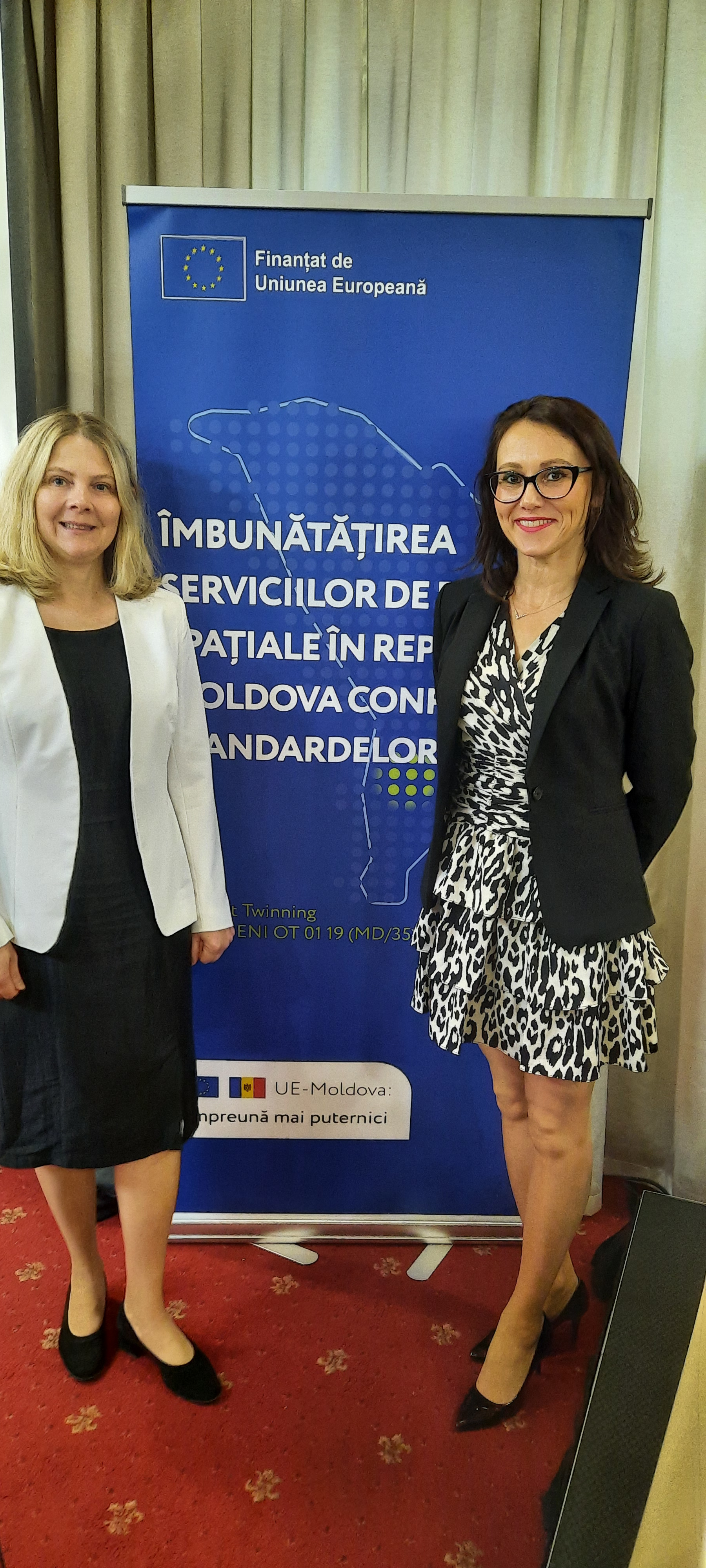 Ewa Surma i Małgorzata Sypuła z Departamentu SWZ GUGiK podczas konferencji kończącej rozpoczęty we wrześniu 2020 roku projekt twinningowy Udoskonalenie usług wykorzystujących dane przestrzenne Republiki Mołdawii zgodnie ze standardami UE