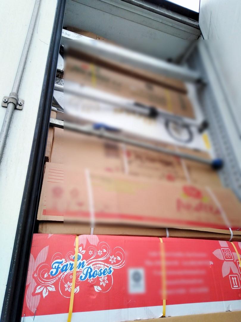 Ciężarówka przewoziła kwiaty.