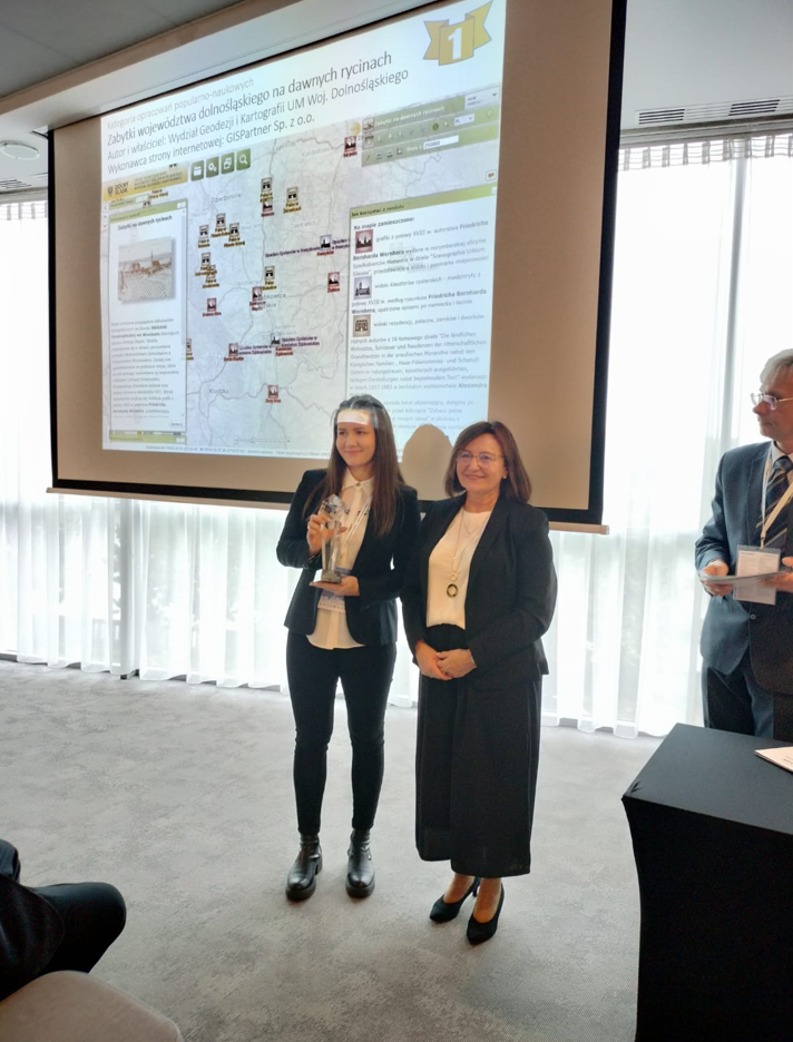 GGK Alicja Kulka wręcza nagrodę w konkursie "Internetowa Mapa Roku"