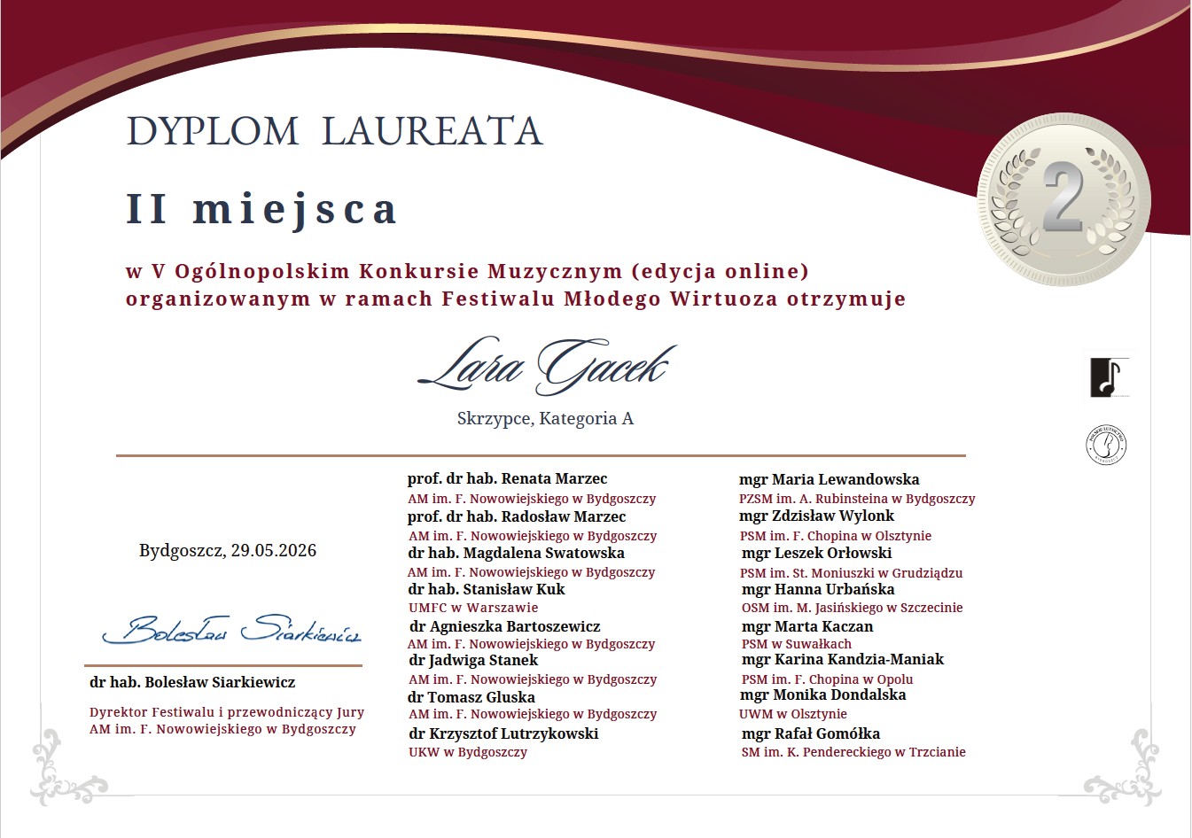 Przez górę dyplomu przechodzi bordowa fala z odcieniami złotego, w górnym prawym rogu srebrny medal z cyfrą 2 otoczona liśćmi laurowymi. Od góry tekst: Dyplom laureata II miejsca w V Ogólnopolskim Konkursie Muzycznym (edycja online) organizowanym w ramach Festiwalu Młodego Wirtuoza otrzymuje Lara Gacek skrzypce kategoria A. Poniżej kreska oddzielająca wykaz jury.
