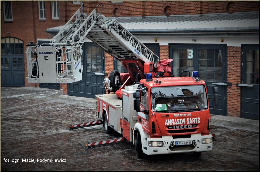  Zdjęcie przedstawia widok samochodu na tle garaży JRG 1