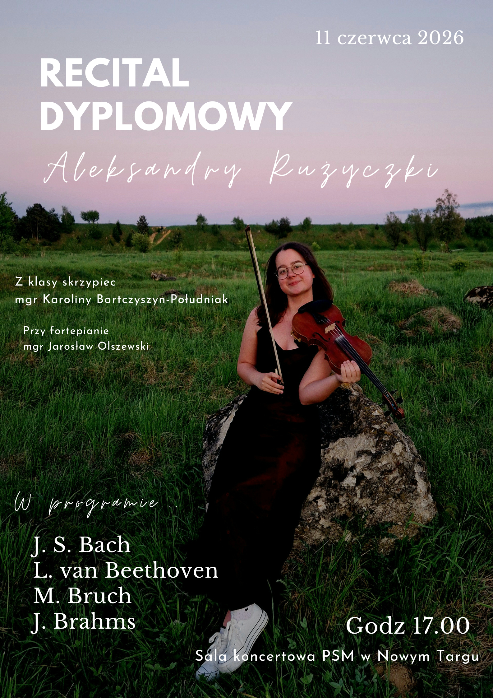 Plakat promuje Recital Dyplomowy Aleksandry Rużyczki, która kończy naukę w klasie skrzypiec pod okiem mgr Karoliny Bartczyszyn-Południak. Wydarzenie zaplanowano na 11 czerwca 2026 roku na godzinę 17:00 (godzinę przed recitalem Julii) w sali koncertowej PSM w Nowym Targu. Zdjęcie na plakacie ma bardzo naturalny, niemal filmowy klimat – dyplomantka pozuje ze skrzypcami na skale, na tle łąk w świetle zachodzącego słońca. W programie koncertu znajdą się arcydzieła literatury skrzypcowej autorstwa: J. S. Bacha L. van Beethovena M. Brucha J. Brahmsa Solistce przy fortepianie będzie towarzyszył niezastąpiony mgr Jarosław Olszewski.