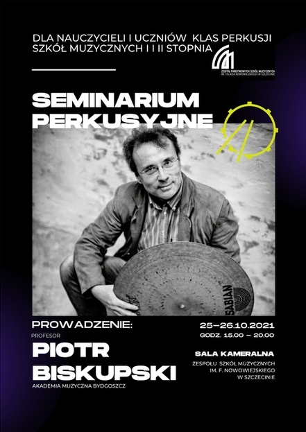 Grafika przedstawia Piotra Biskupskiego oraz prezentuje napis: seminarium perkusyjne dla nauczycieli i uczniów klas perkusji szkół muzycznych I i II st.; prowadzenie Piotr Biskupski, 25-26.10.2021 od godz. 15:00; Sala Kameralna ZPSM