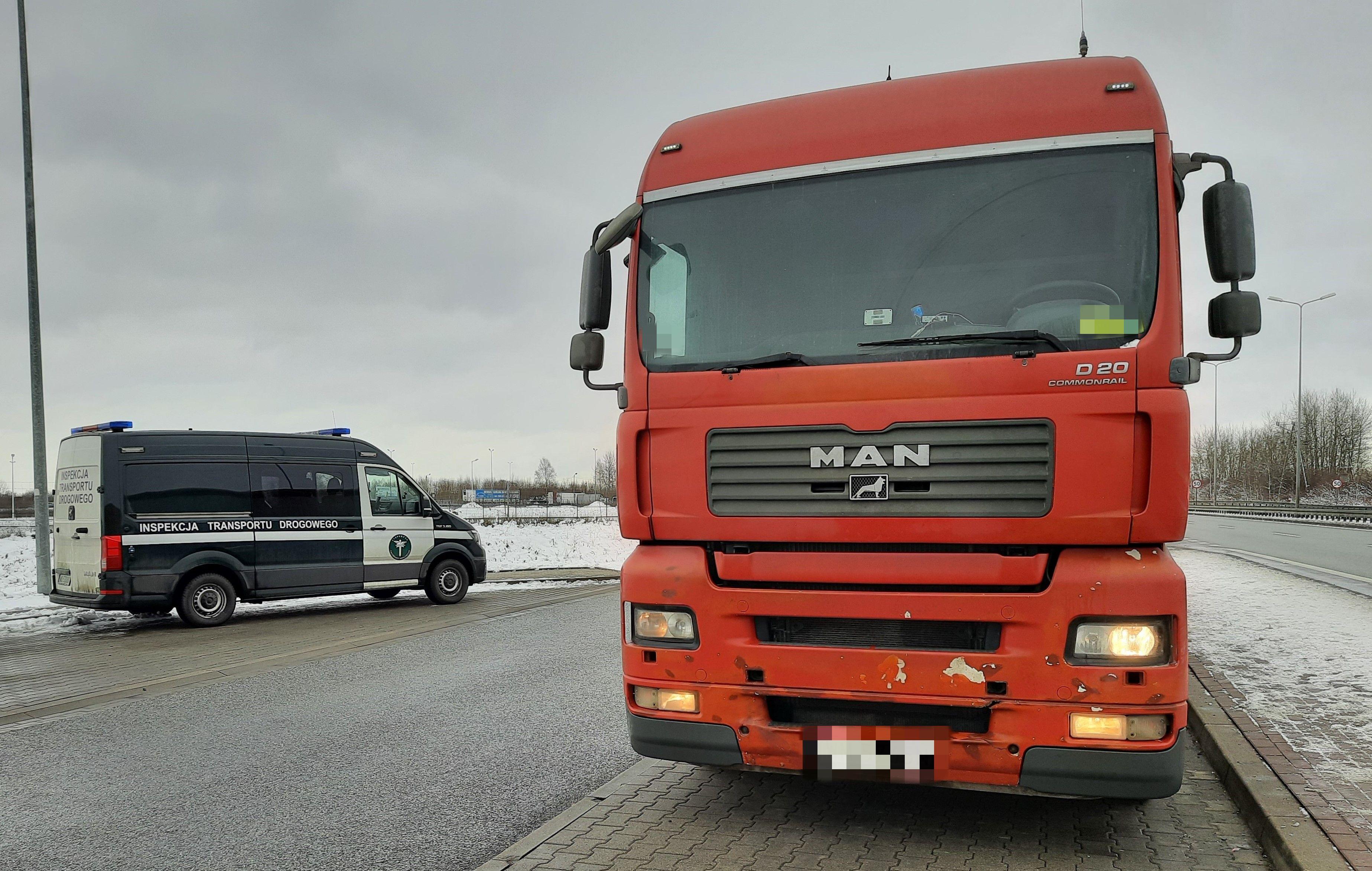 Niesprawna ciężarówka i stojący obok niej radiowóz ITD.