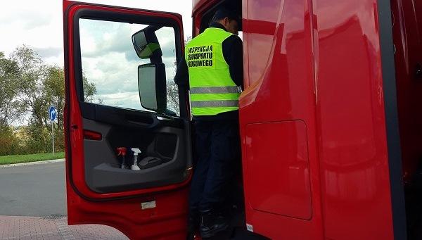 Inspektor w kabinie ciężarówki
